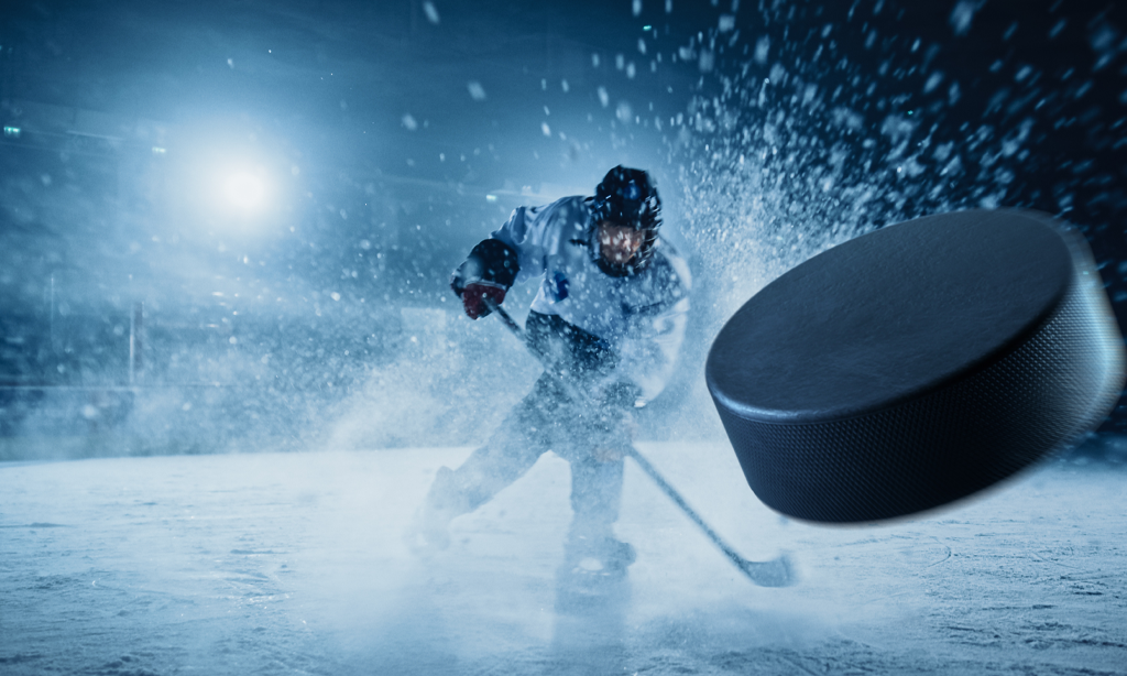 Hockeyspelare slår iväg en puck