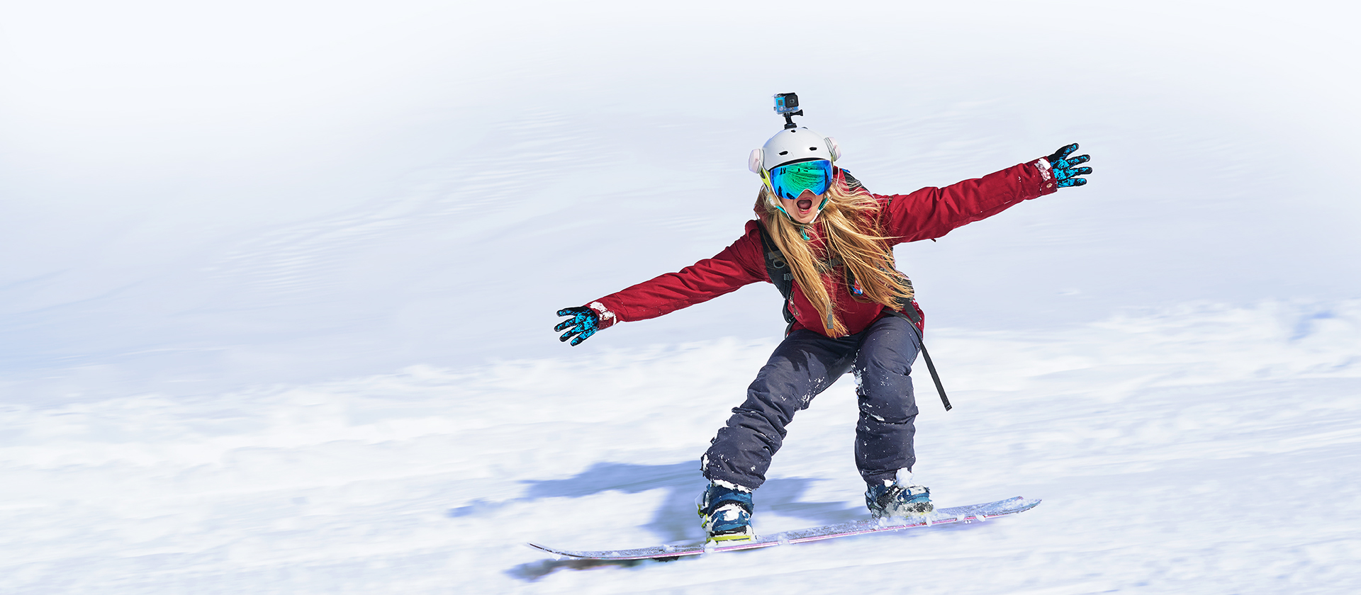Flicka som åker snowboard